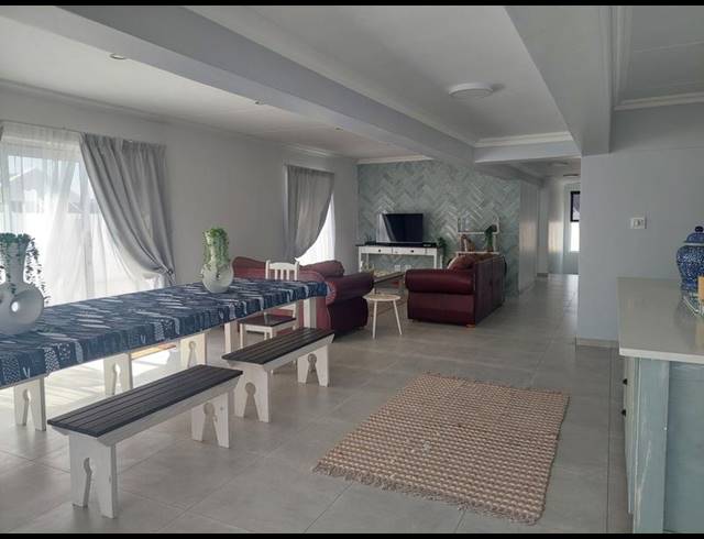 5 BEDROOM HOUSE FOR SALE IN BRITANNIA BAY